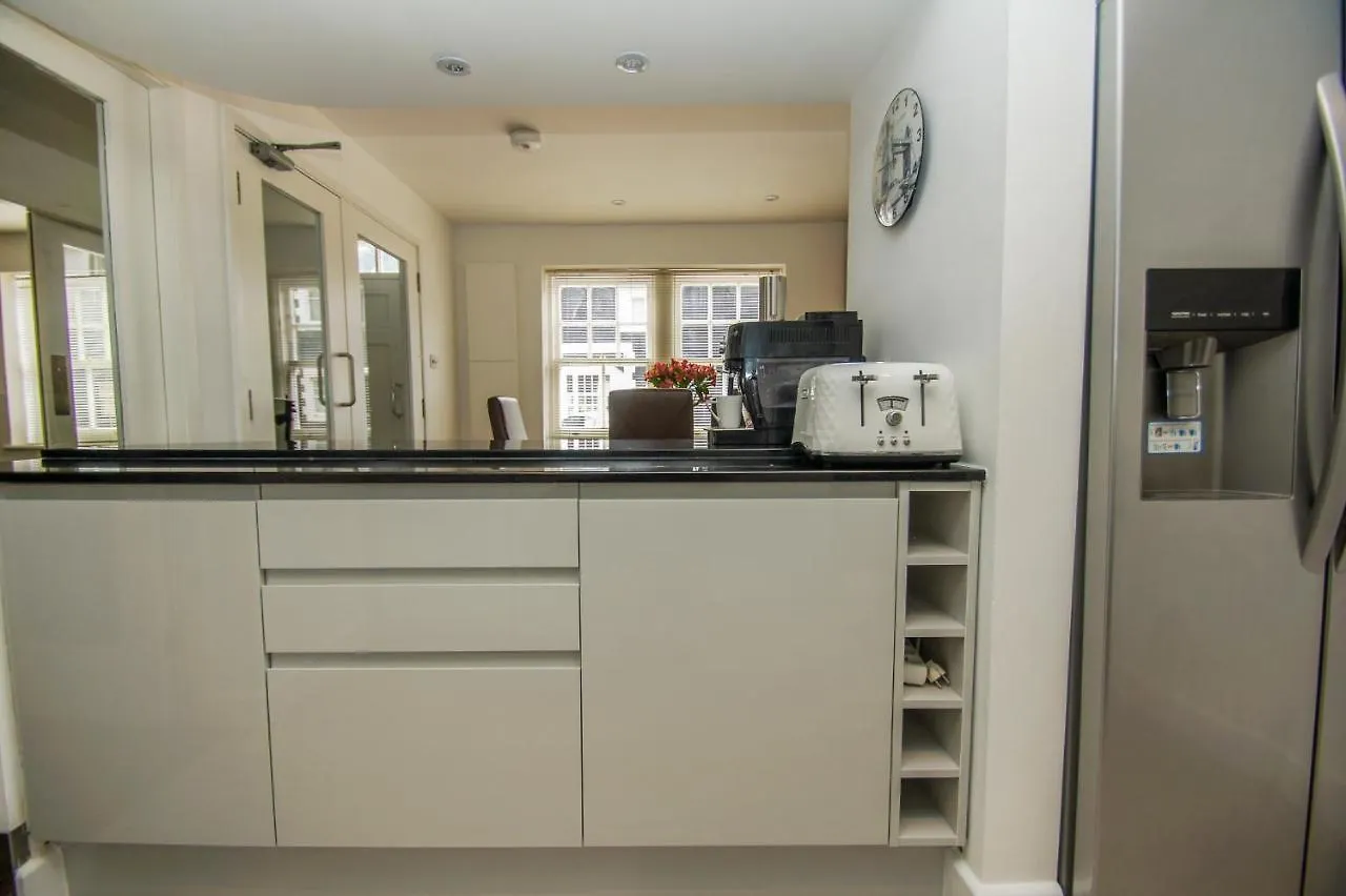Kemp Town Mews - Parking - By Brighton Holiday Lets 英国